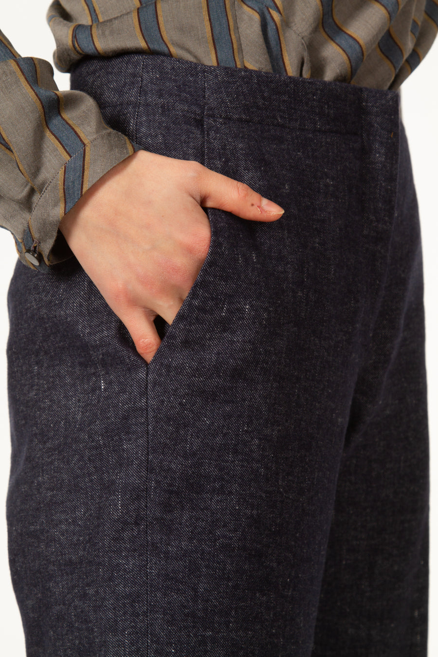 Pantalon MARCEL Bleu droit en jean de laine. Fabriqué à partie d'un mélange de lin et de laine douce. Zip devant. Deux poches plaquées sur le devant.